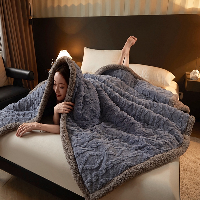 91家纺网 家纺一手货源 找家纺 澳梵家居 2024新款三层夹棉加厚塔肤绒毛毯-场景二 柔雾蓝-灰