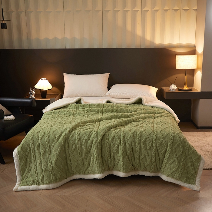 91家纺网 家纺一手货源 找家纺 澳梵家居 2024新款三层夹棉加厚塔肤绒毛毯-场景二 草绿-白