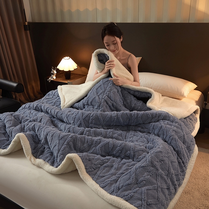 91家纺网 家纺一手货源 找家纺 澳梵家居 2024新款三层夹棉加厚塔肤绒毛毯-场景二 柔雾蓝-白