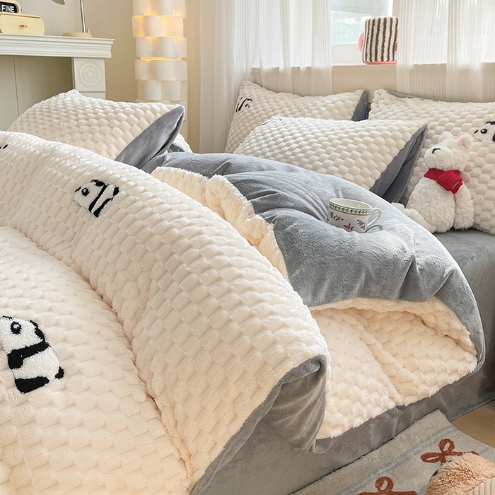 91家纺网 家纺一手货源 找家纺 澳梵家居 2024新款小清新豆豆绒牛奶绒毛巾绣四件套 小熊猫-灰