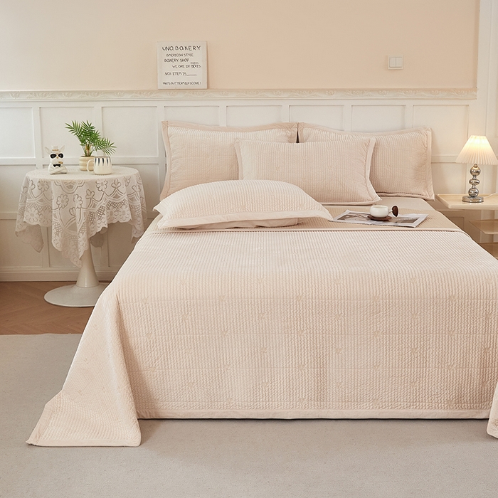 91家纺网 家纺一手货源 找家纺 莎果 2024新款天丝绒刺绣款床盖三件套 樱桃-米白