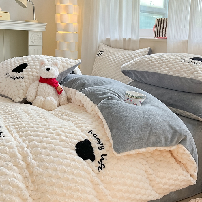 91家纺网 家纺一手货源 找家纺 澳梵家居 2024新款小清新豆豆绒牛奶绒毛巾绣四件套 熊头-灰