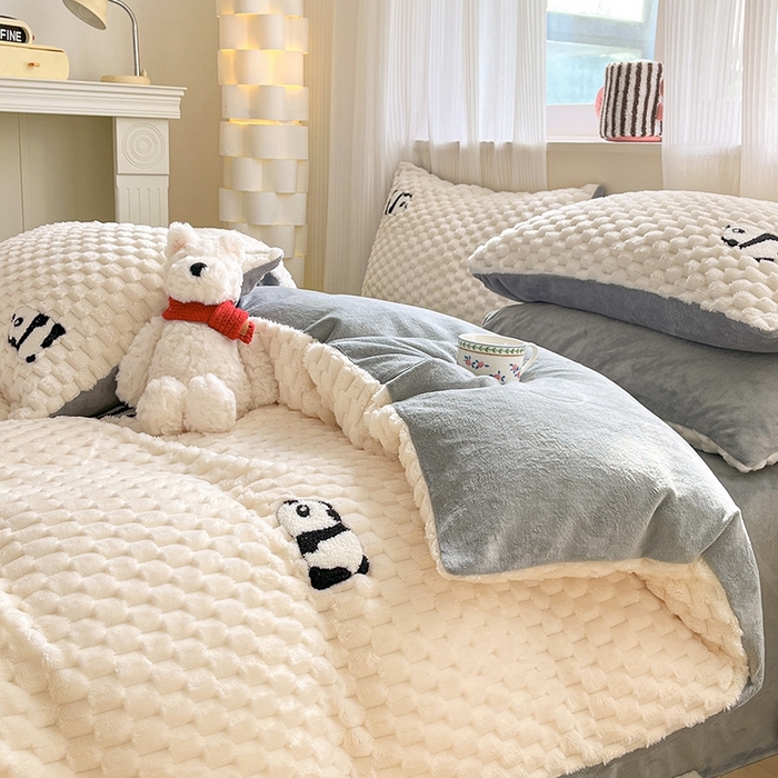 91家纺网 家纺一手货源 找家纺 澳梵家居 2024新款小清新豆豆绒牛奶绒毛巾绣四件套 小熊猫-灰