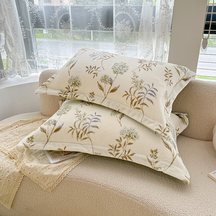 91家纺网 家纺一手货源 找家纺 卡普 2025新款牛奶绒印花单枕套 秋日细雨