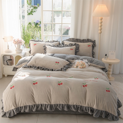 91家纺网 家纺一手货源 找家纺 眷恋家纺 2024新款牛奶绒花边郁金香花卉刺绣四件套 樱桃-山灰+中灰