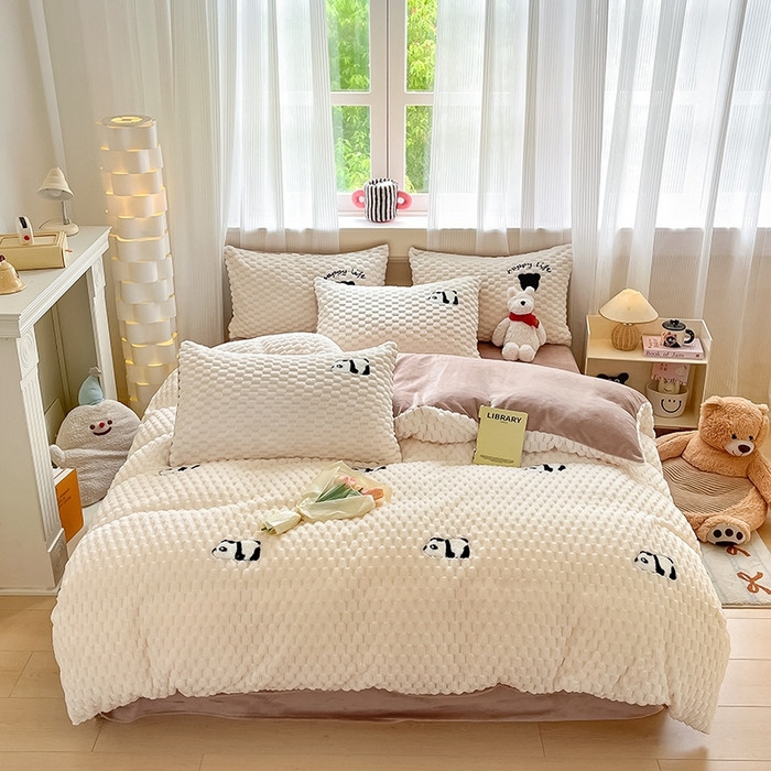 91家纺网 家纺一手货源 找家纺 澳梵家居 2024新款小清新豆豆绒牛奶绒毛巾绣四件套 小熊猫-卡其