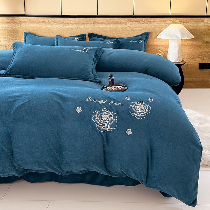 91家纺网 家纺一手货源 找家纺 梦舒羽 2025新款200克刺绣牛奶绒四件套珊瑚绒雪花绒床单款套件 玫瑰花园-蓝