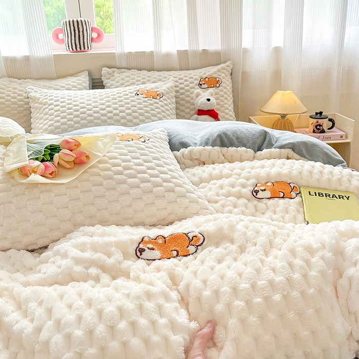 91家纺网 家纺一手货源 找家纺 澳梵家居 2024新款小清新豆豆绒牛奶绒毛巾绣四件套 懒懒阿柴-灰