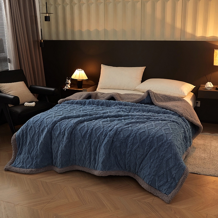 91家纺网 家纺一手货源 找家纺 澳梵家居 2024新款三层夹棉加厚塔肤绒毛毯-场景二 雾霾蓝-灰