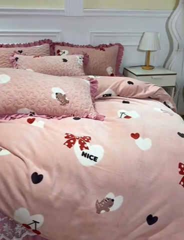 91家纺网 家纺一手货源 找家纺 2024新款亲肤牛奶绒夹棉床盖四件套 甜心