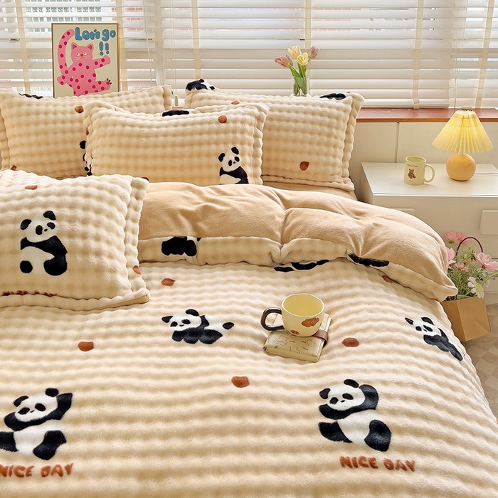 91家纺网 家纺一手货源 找家纺 宜家坊 2024新款牛奶绒泡泡印花四件套系列二 熊猫点点-咖