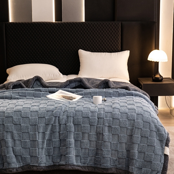 91家纺网 家纺一手货源 找家纺 澳梵家居 2024新款三层夹棉加厚塔肤绒毛毯-场景二 方格灰-灰