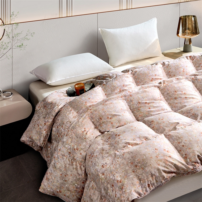 91家纺网 家纺一手货源 找家纺 静若居羽绒被壳 2024羽绒被壳印花糯棉静音软糯面料羽绒被壳厂家直销 小碎花粉卡其