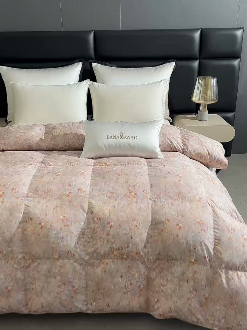 91家纺网 家纺一手货源 找家纺 静若居羽绒被壳 2024羽绒被壳印花糯棉静音软糯面料羽绒被壳厂家直销 小碎花粉卡其