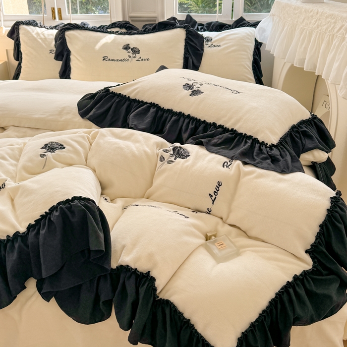 91家纺网 家纺一手货源 找家纺 凯美家居 2024新款法式牛奶绒刺绣四件套-欧雅 场景二 欧雅-奶白+黑玫瑰