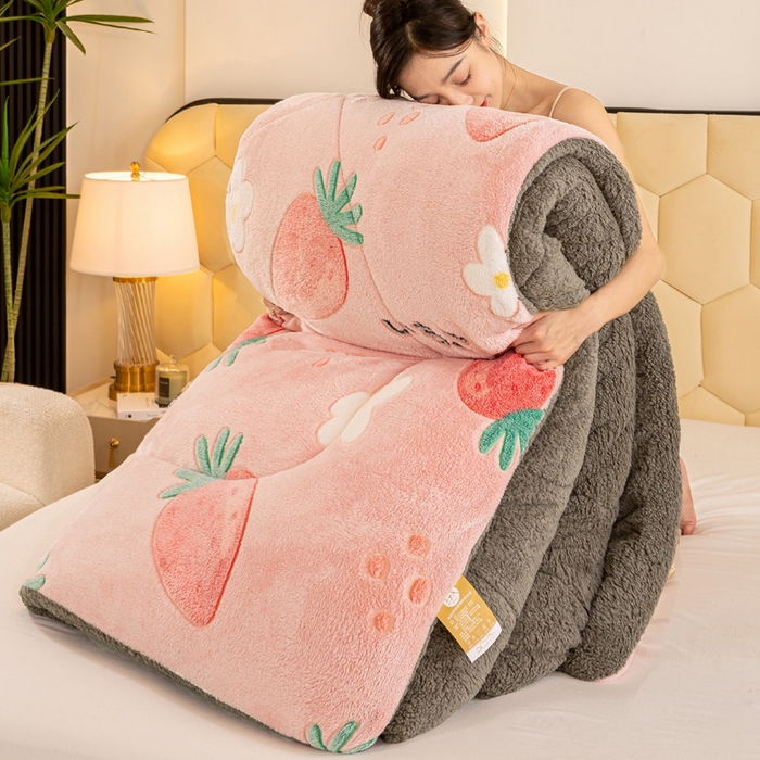 91家纺网 家纺一手货源 找家纺 2025新款直播雪花绒冬被法莱绒羊羔绒牛奶绒被子被芯 粉色草莓