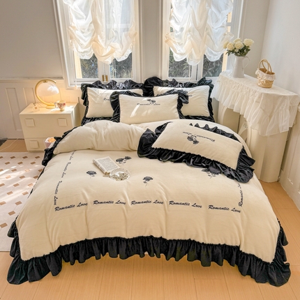 91家纺网 家纺一手货源 找家纺 凯美家居 2024新款法式牛奶绒刺绣四件套-欧雅 场景二 欧雅-奶白+黑玫瑰