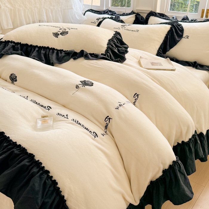 91家纺网 家纺一手货源 找家纺 凯美家居 2024新款法式牛奶绒刺绣四件套-欧雅 场景二 欧雅-奶白+黑玫瑰