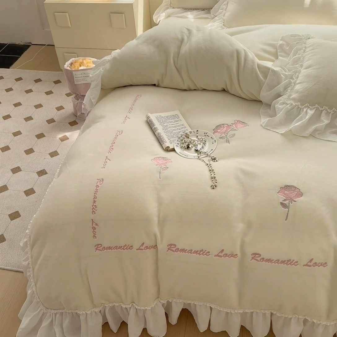 91家纺网 家纺一手货源 找家纺 凯美家居 2024新款法式牛奶绒刺绣四件套-欧雅 场景二 欧雅-奶白+粉玫瑰