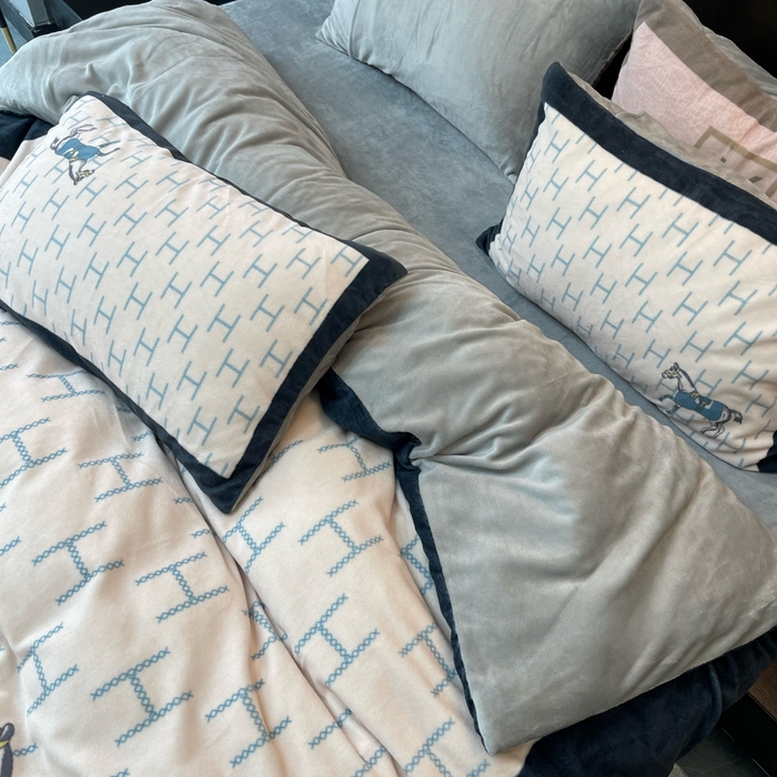 91家纺网 家纺一手货源 找家纺 花沐家居 2024牛奶绒印花四件套小马