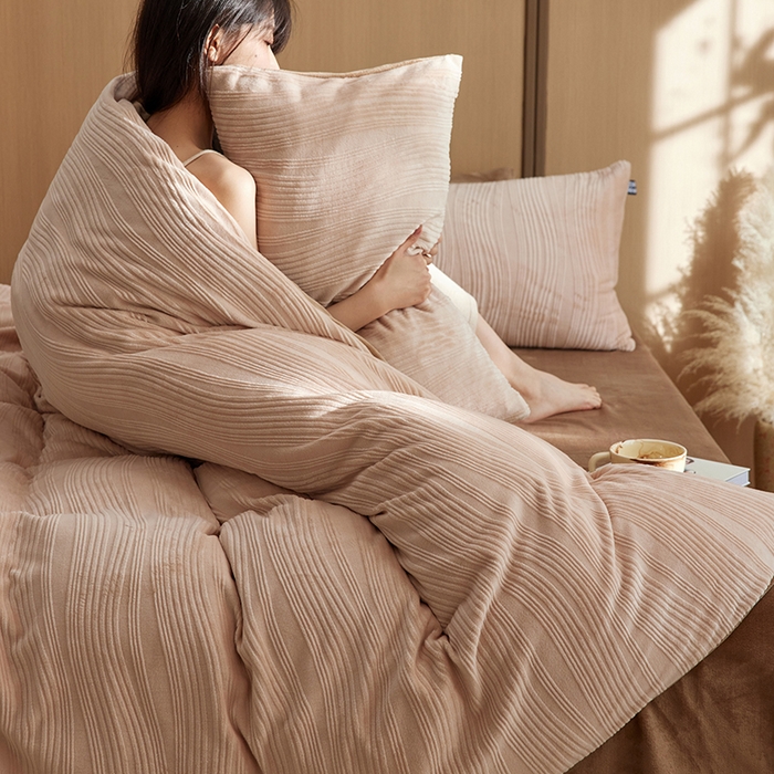 91家纺网 家纺一手货源 找家纺 2024新款全消光牛奶绒立体提花曲纹四件套 提花绒曲-老钱棕