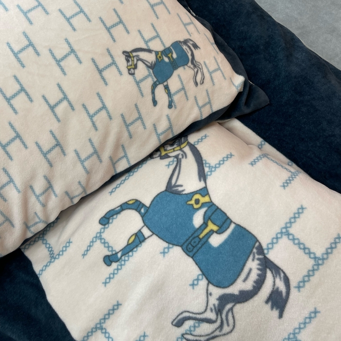 91家纺网 家纺一手货源 找家纺 花沐家居 2024牛奶绒印花四件套小马