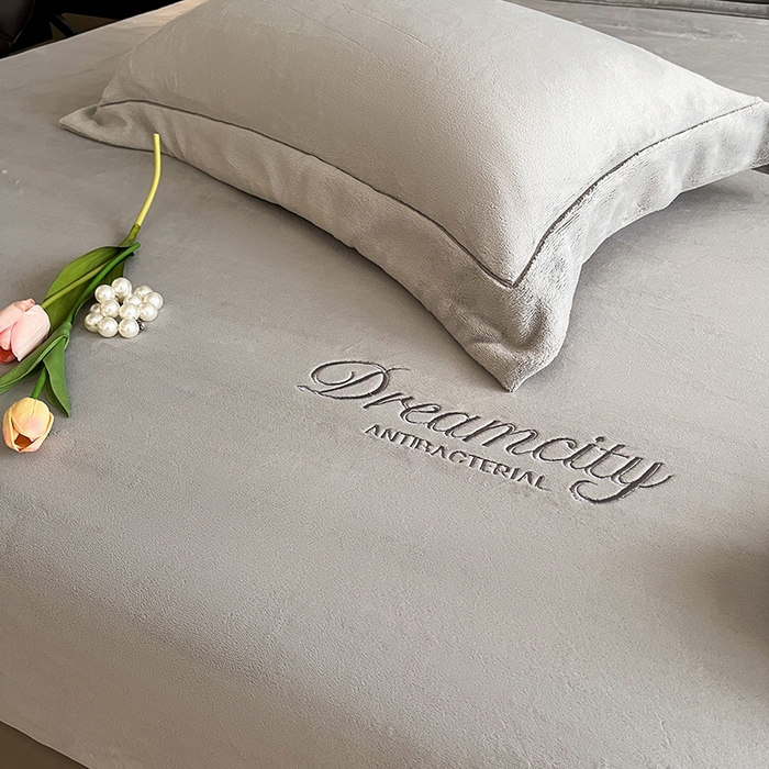 91家纺网 家纺一手货源 找家纺 2025新款A类牛奶绒刺绣床笠-森迪 森迪-薄雾灰