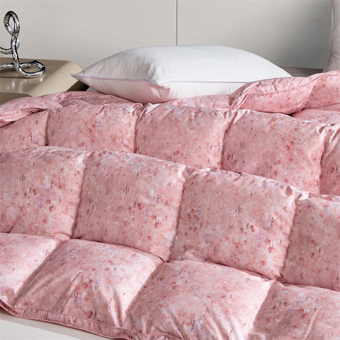 91家纺网 家纺一手货源 找家纺 静若居羽绒被壳 2024羽绒被壳印花糯棉静音软糯面料羽绒被壳厂家直销 小碎花嫩粉色