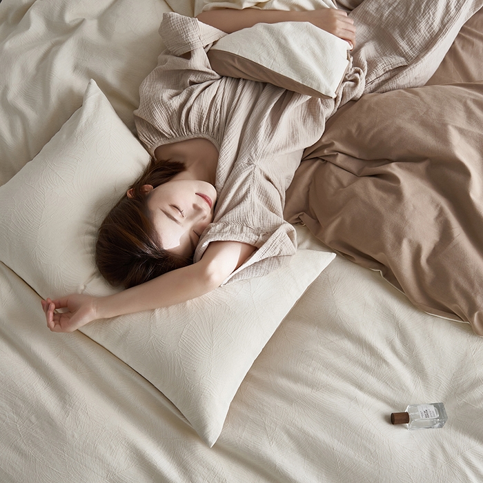 91家纺网 家纺一手货源 找家纺 2024新款全棉色织提花磨毛欧佩斯四件套-场景一 欧佩斯-奶杏