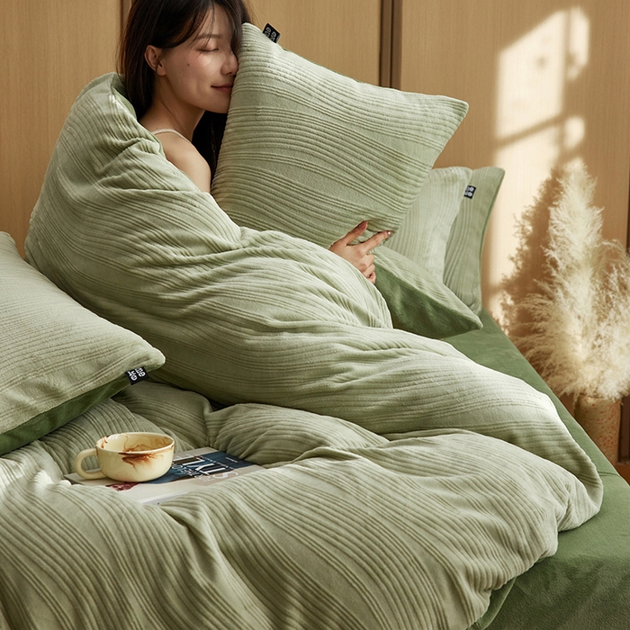 91家纺网 家纺一手货源 找家纺 2024新款全消光牛奶绒立体提花曲纹四件套 提花绒曲-复古绿