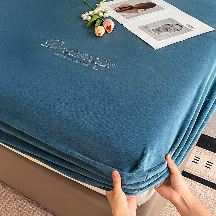 91家纺网 家纺一手货源 找家纺 2025新款A类牛奶绒刺绣床笠-森迪 森迪-天空蓝