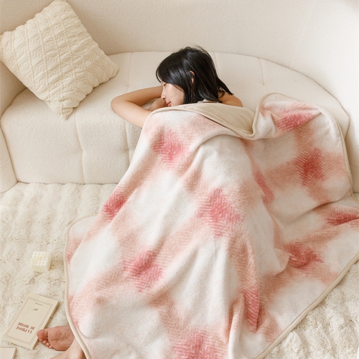 91家纺网 家纺一手货源 找家纺 金奇达家纺 2024新款【多莉羊绒】多功能毛毯披肩毯毯子 普达拉粉