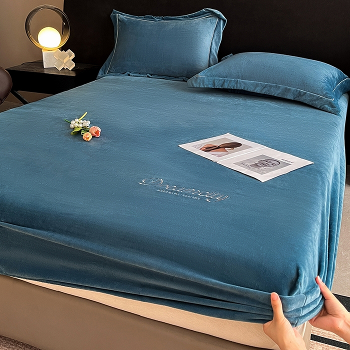 91家纺网 家纺一手货源 找家纺 2025新款A类牛奶绒刺绣床笠-森迪 森迪-天空蓝