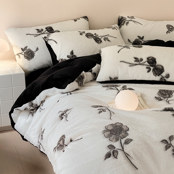 91家纺网 家纺一手货源 找家纺 安哆啦家纺 2024新款ins风高克重兔毛绒四件套 黑玫瑰