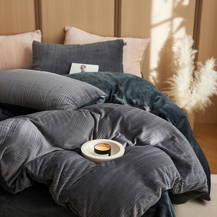 91家纺网 家纺一手货源 找家纺 2024新款全消光牛奶绒立体提花曲纹四件套 提花绒曲-阑静黑