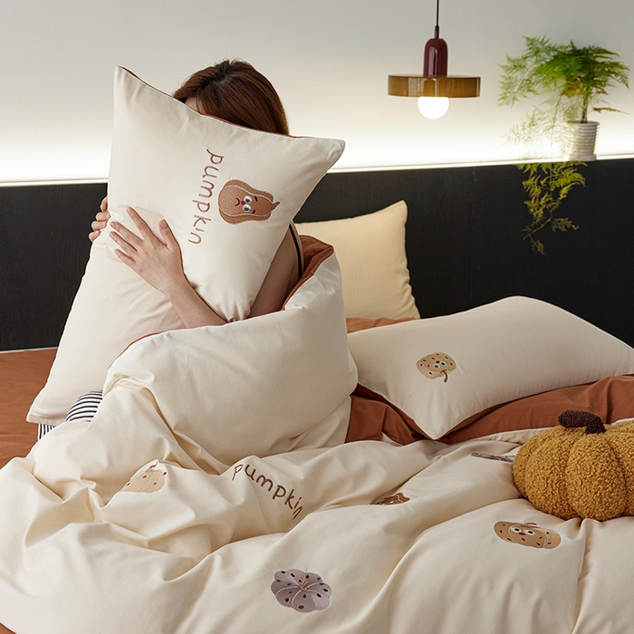 91家纺网 家纺一手货源 找家纺 2024新款60s全棉磨毛绣花四件套（元气卡通系） 暖栗南瓜