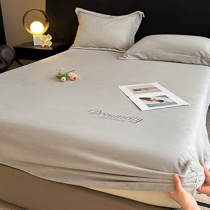 91家纺网 家纺一手货源 找家纺 2025新款A类牛奶绒刺绣床笠-森迪 森迪-薄雾灰