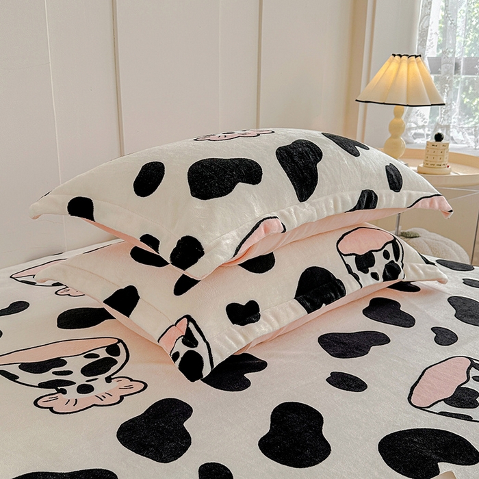 91家纺网 家纺一手货源 找家纺 卡普二店 2024新款牛奶绒印花单床单 奶牛杯