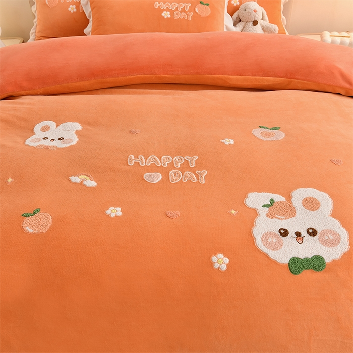 91家纺网 家纺一手货源 找家纺 一左一右 2024秋冬新款全消光高克重保暖加厚卡通花边毛巾绣花牛奶绒四件套（提供买家秀） 可爱兔兔-雅橘