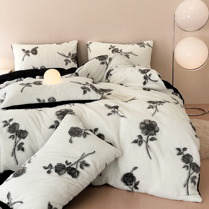 91家纺网 家纺一手货源 找家纺 安哆啦家纺 2024新款ins风高克重兔毛绒四件套 黑玫瑰