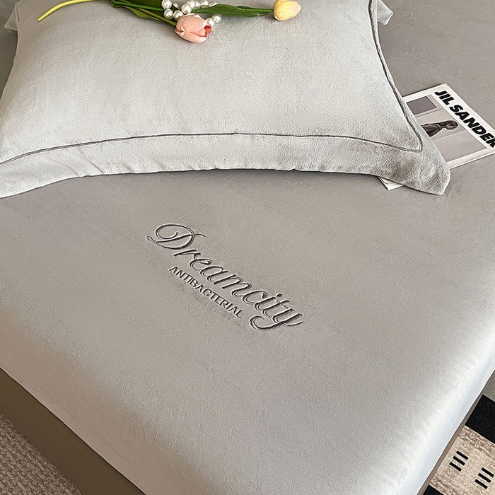 91家纺网 家纺一手货源 找家纺 2025新款A类牛奶绒刺绣床笠-森迪 森迪-薄雾灰