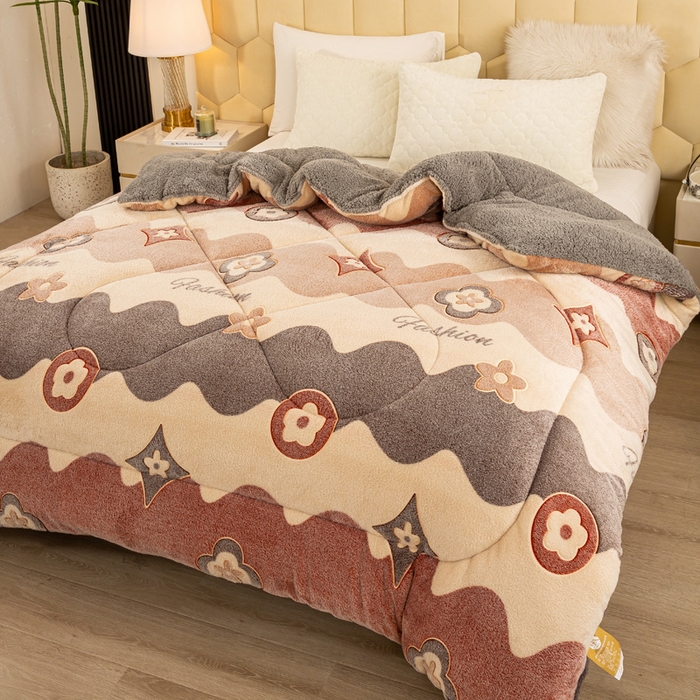 91家纺网 家纺一手货源 找家纺 2025新款直播雪花绒冬被法莱绒羊羔绒牛奶绒被子被芯 四叶草