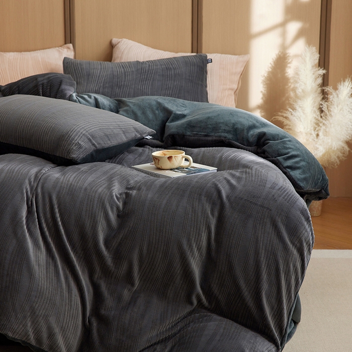 91家纺网 家纺一手货源 找家纺 2024新款全消光牛奶绒立体提花曲纹四件套 提花绒曲-阑静黑