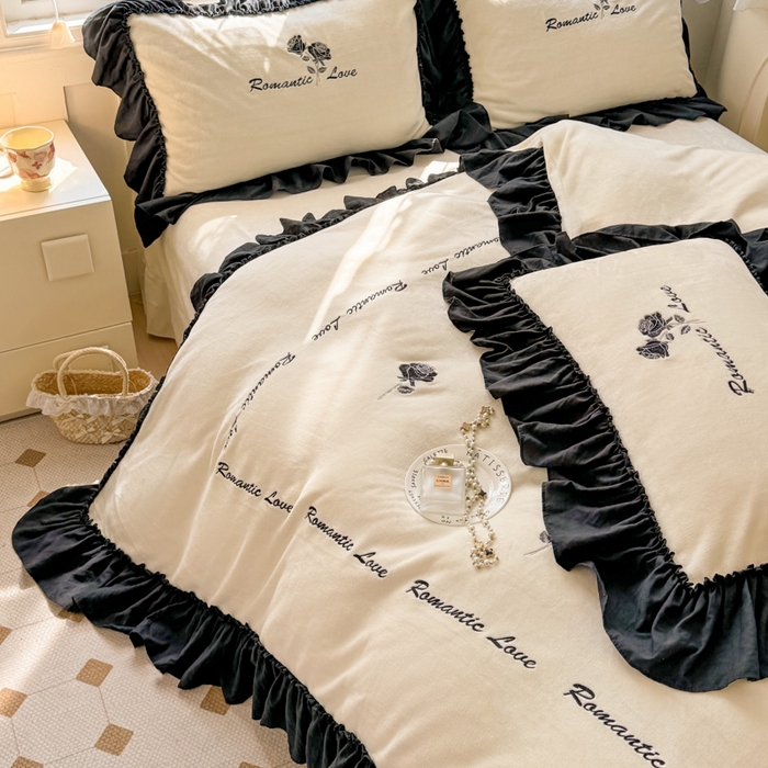 91家纺网 家纺一手货源 找家纺 凯美家居 2024新款法式牛奶绒刺绣四件套-欧雅 场景二 欧雅-奶白+黑玫瑰