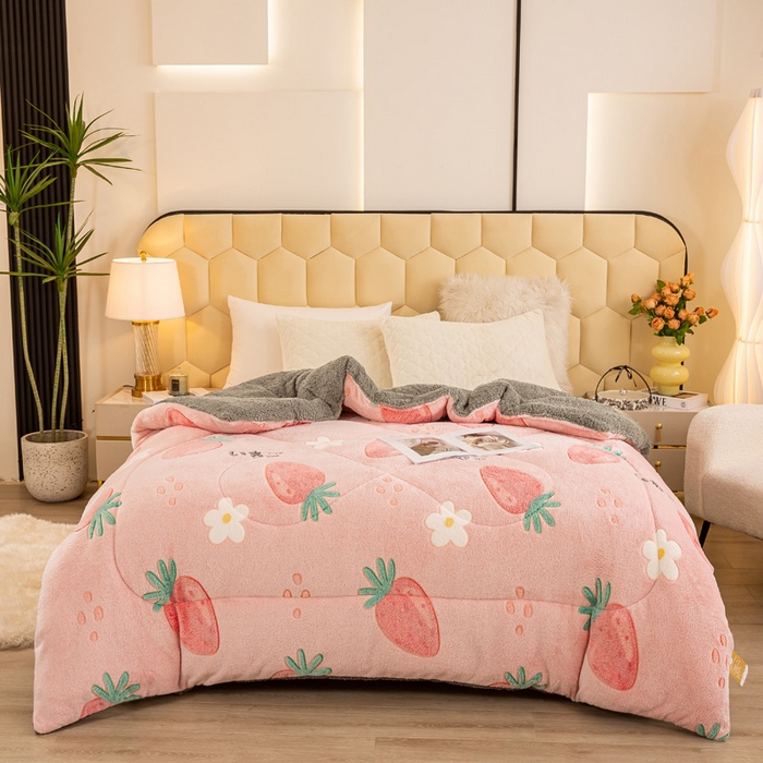 91家纺网 家纺一手货源 找家纺 2025新款直播雪花绒冬被法莱绒羊羔绒牛奶绒被子被芯 粉色草莓