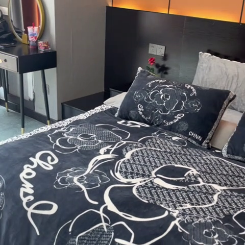 91家纺网 家纺一手货源 找家纺 花沐家居 2024牛奶绒印花四件套山茶花黑