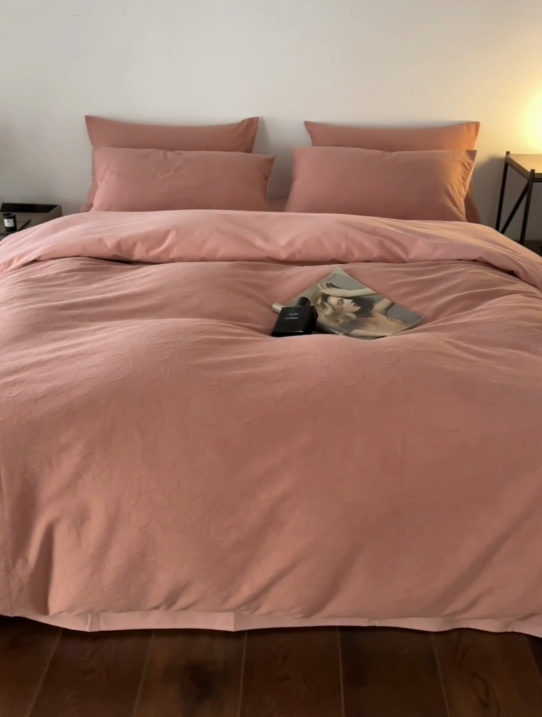 91家纺网 家纺一手货源 找家纺 2024新款全棉色织提花磨毛欧佩斯四件套-场景二 欧佩斯-云霜