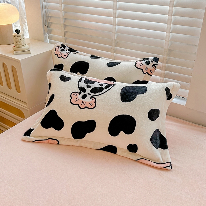 91家纺网 家纺一手货源 找家纺 卡普二店 2024新款牛奶绒印花四件套 奶牛杯