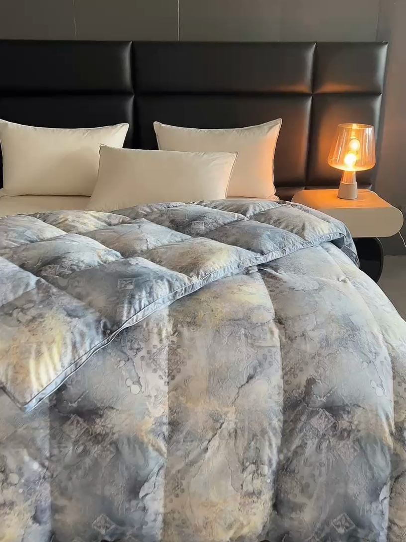 91家纺网 家纺一手货源 找家纺 静若居羽绒被壳 2024羽绒被壳印花糯棉静音软糯面料羽绒被壳厂家直销 墨影