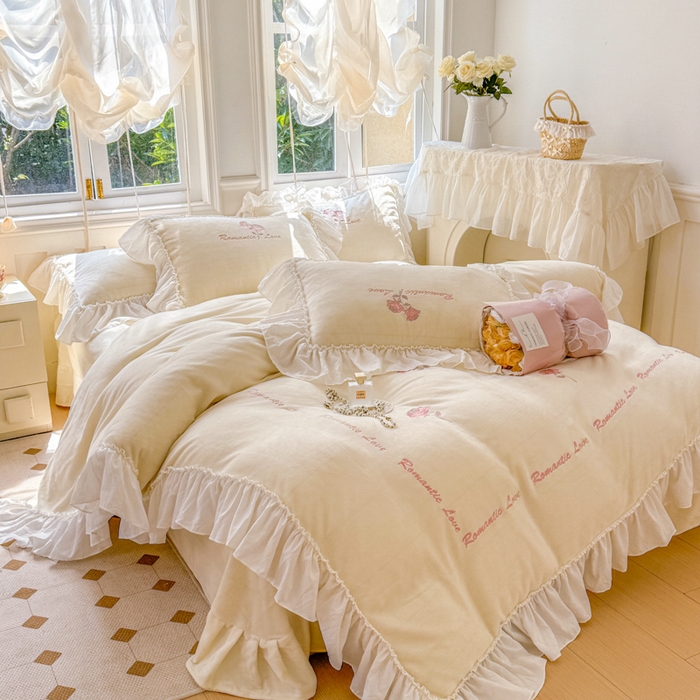 91家纺网 家纺一手货源 找家纺 凯美家居 2024新款法式牛奶绒刺绣四件套-欧雅 场景二 欧雅-奶白+粉玫瑰